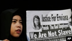 2015年2月10日,印尼女佣苏利斯泰宁斯到达香港法庭的时候,她的一位支持者举着“给厄维阿纳公正”的标语牌。