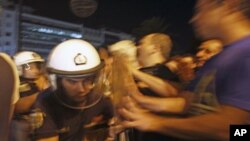 9月18号一些人士在希腊议会大厦外和警察发生冲撞,抗议希腊政府内阁采取更多紧缩政策