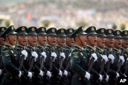 中国火箭军士兵列队参加中共建政70周年的庆祝仪式。(2019年10月1日)