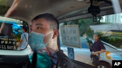 资料照:香港首位被控涉嫌违反国安法的男子唐英杰(Tong Ying-kit)坐着轮椅由警车押解至法院应讯。(2020年7月6日)