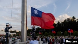 2024 年 10 月 12 日,仪仗队在台湾台北中正纪念堂举行的仪式上降下台湾国旗。