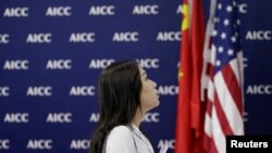 北京举行的2020中国国际服务贸易交易会上美国国际商会展位上的美中国旗 。(2019年5月28日)