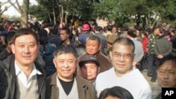 贵州维权人士在人民广场,陈西为右二穿白衣者