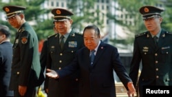တရုတ်ကာကွယ်ရေး ဝန်ကြီးလည်းဖြစ် နိုင်ငံတော်ကောင်စီ ဝင်လည်း ဖြစ်တဲ့ ဗိုလ်ချုပ်ကြီး Chang Wanquan (ဒုတိယမြောက် ဝဲ) နဲ့ ထိုင်းကာကွယ်ရေးဝန်ကြီး Prawit Wongsuwan (တတိယမြောက် အလယ်)။