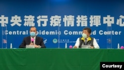 美国卫生部长阿扎尔(左)与台湾的卫生部长陈时中在台北见证美、台“卫生合作备忘录(MOU)”的签署仪式。 2020年8月10日图片(台湾卫生福利部提供)