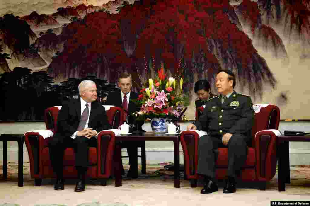 2007年11月郭伯雄同美国国防部长盖茨会晤(美国国防部照片)。