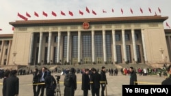 北京人民大会堂举行两会期间,修宪议题受到各方强烈关注。中国当局对网上不同意见实行严密管控,但官方称取消宪法规定的国家领导人任期限制获得了一致拥护。(美国之音叶兵拍摄)