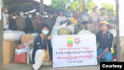 နောင်ချိုမြို့နယ် ရှမ်းတိုင်းရင်းသားများဒီမိုကရေစီအဖွဲ့ချုပ် (SNLD) ပါတီက ဦးဆောင်ပြီး စစ်ဘေးရှောင်ပြည်သူတွေကို ထောက်ပံ့ကူညီတဲ့ မြင်ကွင်း။ (ဓာတ်ပုံ - ရှမ်းတိုင်းရင်းသားများဒီမိုကရေစီအဖွဲ့ချုပ် (SNLD) အောက်တိုဘာ ၁၁၊ ၂၀၂၀)