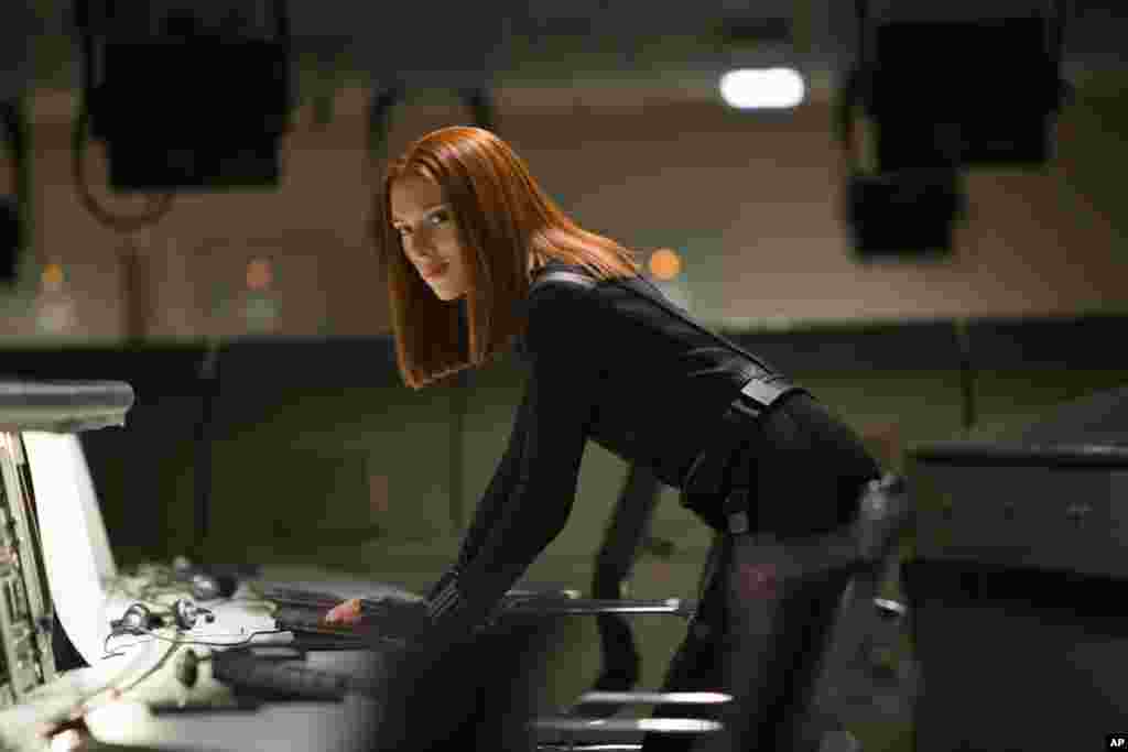 斯嘉丽·约翰逊在影片《美国队长2:酷寒战士》( "Captain America: The Winter Soldier " )中