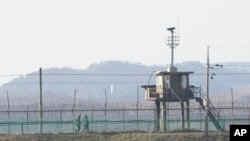 2022年1月2日,韩国陆军士兵在靠近朝鲜边境的坡州地区巡逻