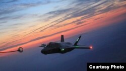 美国海军陆战队一架F-35B战机得到空中加油 (美国海军陆战队照片2016年5月19日)