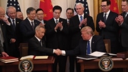 美中达成第一阶段贸易协定后中国副总理刘鹤与时任美国总统特朗普握手(法新社2020年1月15日)