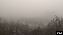 2015年12月1日11时许,北京朝阳门至建国门路段天色晦暗。(美国之音叶兵拍摄)