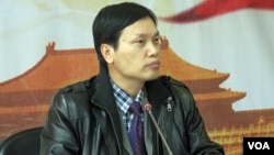 北京理工大学经济学教授胡星斗(2010年12月美国之音张楠拍摄)