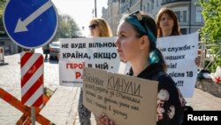 Родичі українських військовослужбовців під час мітингу з вимогою до законодавців про демобілізацію воїнів, Київ, 11 квітня 2024р. REUTERS/Alina Smutko