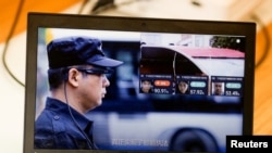宣介视频显示一名演员戴着LLVision人脸识别智能眼镜在该公司位于北京的办事处做示范。(2018年2月28日)
