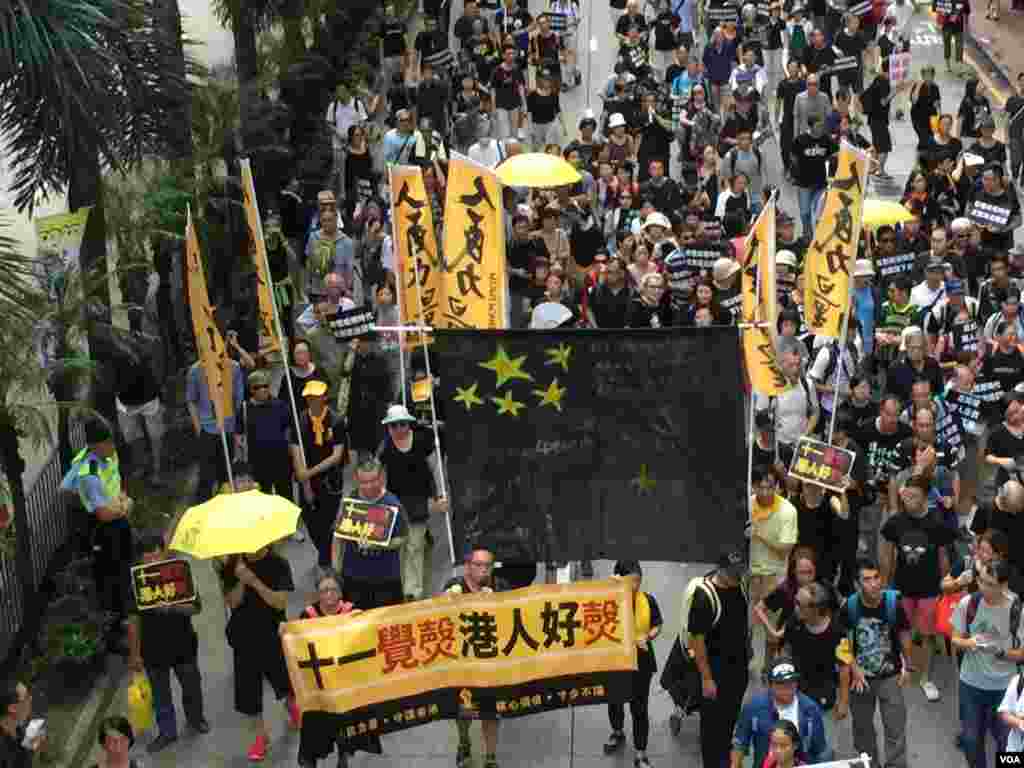 香港几十个政党和团体在中国十一国庆当天下午,举行反威权大游行,抗议政治打压,要求律政司司长袁国强下台。数以万计的港人走上街头,表达反对他们看来的来自北京和香港特区政府的威权打压。