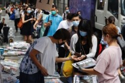 6月24日,大批市民排长队购买最后一期的苹果日报。