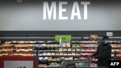 一名男子在一家超市的肉品区购物。(2020年4月28日)
