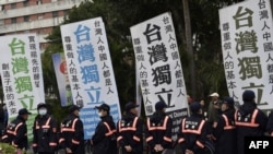 资料照:支持台湾独立的活动人士在台北举行几年228事件70周年的活动时与警察面对面。(2017年2月28日)