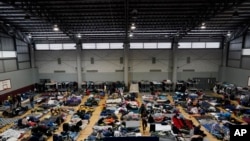 2022年4月5日,在墨西哥蒂华纳的一个体育馆等待进入美国的乌克兰难免。(美联社)