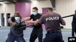 所罗门皇家警察部队2022年3月29日发布没有注明时间的照片显示,中国警察联络官(中)在训练所罗门警察格斗技术。