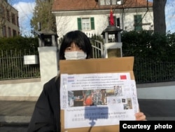 以翎在中国驻苏黎世总领事馆外抗议,要求中国政府取缔青少年私营 (以翎提供)