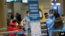 抵达韩国仁川国际机场的中国乘客等待前往入境测试中心。(2023年1月14日)