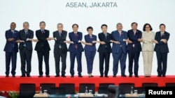 东盟外长们在印度尼西亚雅加达举行的第32届东盟协调理事会上牵手合影。(2023年2月3日)