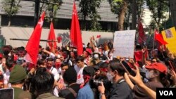 စစ်အာဏာသိမ်းနှစ်နှစ်ပြည့်အနေနဲ့ဘန်ကောက်မြို့ မြန်မာသံရုံးရှေ့မှ ာထိုင်းရောက်မြန်မာတွေစုဝေးဆန္ဒပြခဲ့ကြပါတယ်။ (ဖေဖော်ဝါရီ ၁၊ ၂၀၂၃)