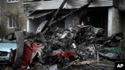 乌克兰首都外坠毁的一架直升机导致15人死亡,包括内政部长丹尼斯·莫纳斯蒂尔斯科伊和几名高级内政官员。(2023年1月18日)