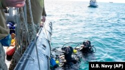 美国海军提供的照片显示美军潜水员在南卡罗莱纳州海岸外打捞被击落的中国间谍气球碎片。(2023年2月7日)