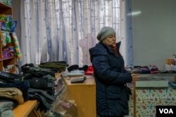 2023年1月22日,卢波夫·比露斯在乌克兰恰索夫亚尔的商店里与美国之音记者交谈。她的这家玩具店如今出售军人用品。(美国之音博夏特拍摄)