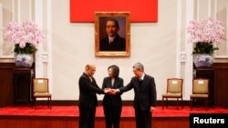 台湾总统蔡英文(中)在总统府召开记者会宣布陈建仁(右)接替行政院长苏贞昌,担任新阁揆。(2023年1月27日)