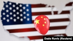 示意图:带有中国国旗的气球在印有美国国旗的地图上(路透社)