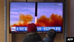 韩国民众在首尔一个火车站观看朝鲜发射导弹的新闻(2022年3月5日)