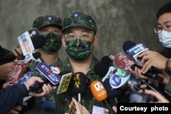 曾经服役20年的退役少校陈明才受召回营担任副营长(美国之音记者杨安摄影)