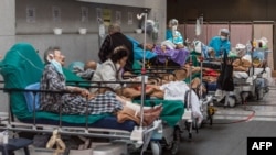 香港医护人员在照料玛嘉烈医院急诊室里的病人。(2022年3月11日)