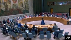 资料照片:联合国安理会在联合国总部的一次会议上听取评论。(2022年3月11日)