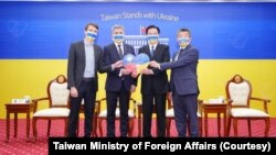 台湾外交部长吴钊燮(右二)向乌克兰人民在台代表与波兰在台代表进行捐赠,援助在波兰的乌克兰难民。(2022年3月7日)