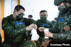 台湾新制14天教召第三天(3月7日),受召的后备军人进行战伤急救训练。(照片提供:台湾国防部)