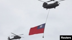 资料照:台湾军机在庆祝双十节时悬挂台湾旗帜飞越台北上空。(2020年10月10日)