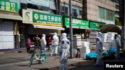 上海当局2022年3月29日封城第二天在食品商店外拉起了警戒线。(路透社)