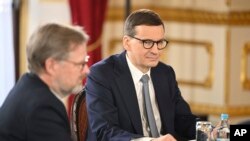 捷克总理彼得∙菲亚拉(左 Petr Fiala)、波兰总理乌什∙莫拉维茨基(右 Mateusz Morawiecki)与斯洛文尼亚总理亚内兹∙扬沙(不在图内 Janez Jansa)在伦敦与其他欧洲国家领导人商讨乌克兰局势与欧洲安全和能源问题。(2022年3月8日)
