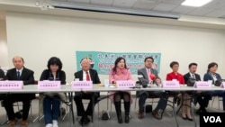 北美洲台湾商会联合总会在马里兰州台湾侨教中心举行“华府经贸叩门之旅”记者会 (2022年4月2日)(美国之音锺辰芳拍摄)