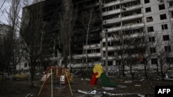 乌克兰哈尔科夫被严重炸毁的住宅楼和楼前的儿童游乐园。(2022年3月27日)