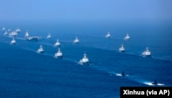 中国航母辽宁号与中国海军的多艘驱逐舰和潜艇在南中国海举行演习。(2018年4月12日)
