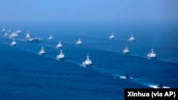 中国航母辽宁号与中国海军的多艘驱逐舰和潜艇在南中国海举行演习。(2018年4月12日)