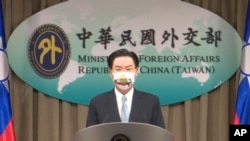 资料照:2021年7月20日,台湾外长吴钊燮在台北举行记者会的视频截图。
