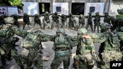 台湾士兵在高雄的一个军事基地进行军事表演。(2021年1月6日)